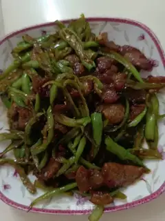 Five flowers with green pepper