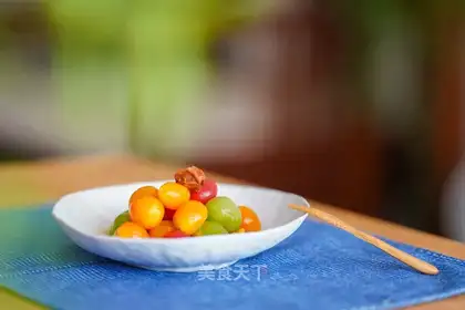 Pistachio plum and tomato