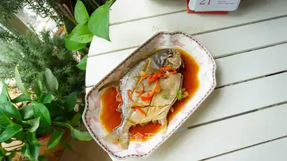 The soy sauce boils the fish