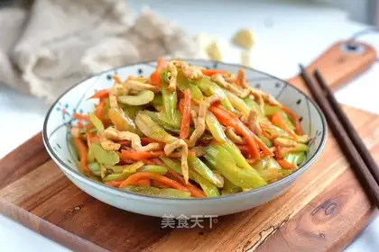 The gravy celery carrot