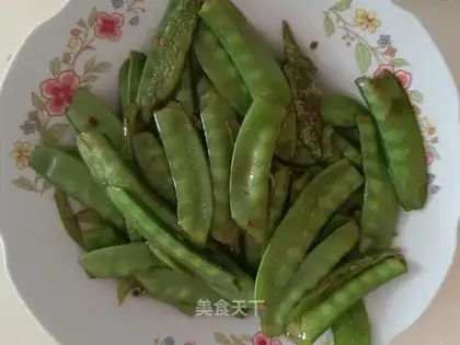 The green pepper fried Dutch beans