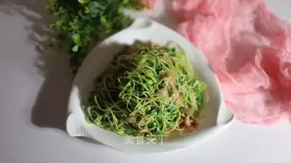 Five flowers and black bean sprouts