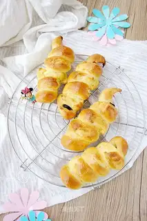 A wide-range duck sausage roll