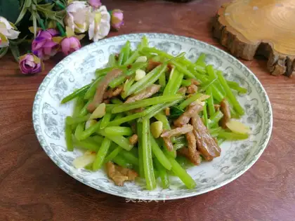 Potato leaves and fried meat