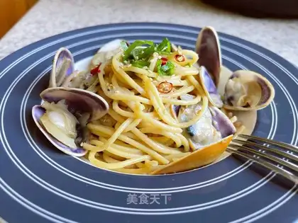 White clams boil pasta