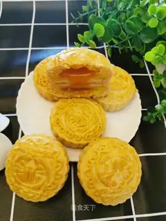 A yellow-haired moon cake