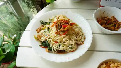 Hot pepper sauce noodles