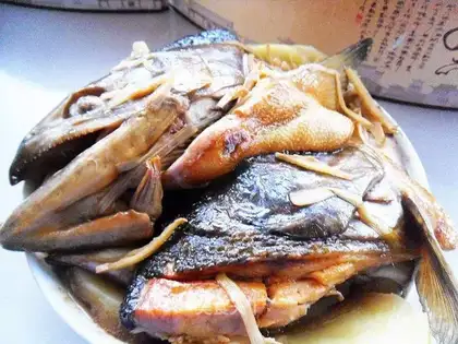 Fried salted fish head