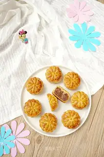 Bean-saloon mooncake