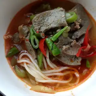 Red oil pork noodles