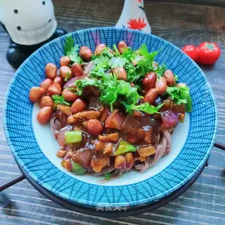 Onion sauce and barley noodles