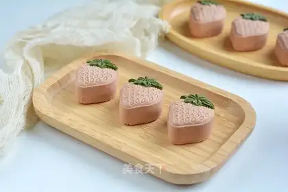 Strawberry rice mooncake