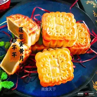 The egg yolk mooncake