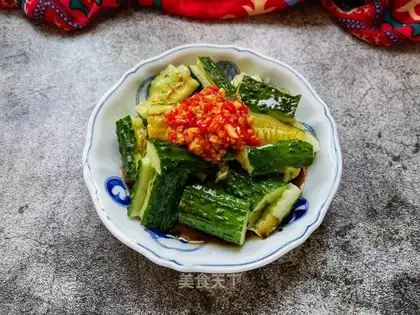 Garlic sauce and cucumber