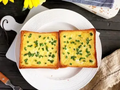 Onion egg toast