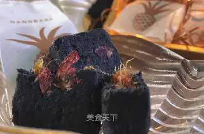 Rose, black pineapple