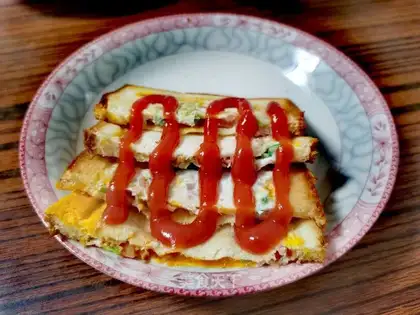 Toast fried eggs