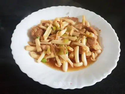 White mushroom fried meat