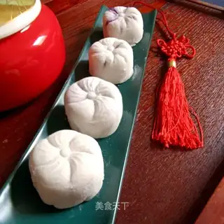 ♪ A violet ice cream mooncake ♪