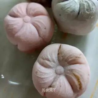 Chestnut strawberry ice cream mooncake