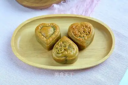 Green bean milk mooncake