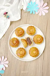 The cranberry mooncake