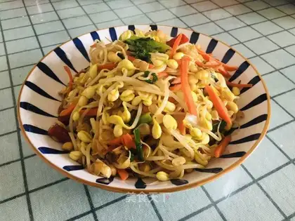 Soybeans fried carrots