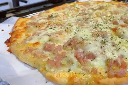 White bacon pizza