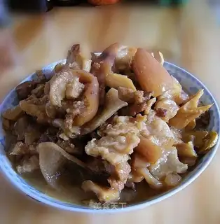 Stewed pig's feet with pig skin