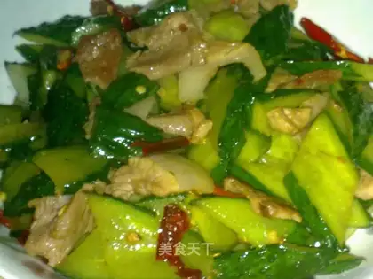 Saute fried meat with melons and slices