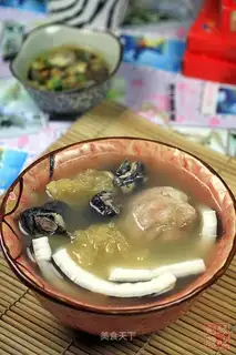 Coconut stewed black chicken soup