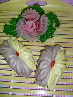 Lotus steamed buns