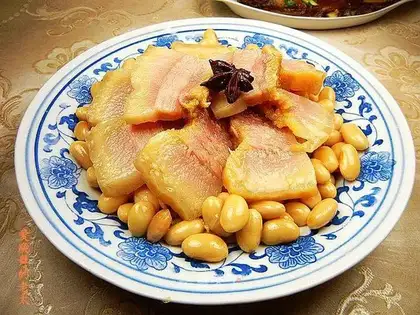 Stewed soybeans with salted pig's head meat