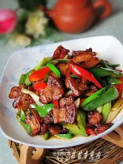 Pan-fried pork with garlic sprouts