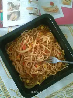 Spaghetti with tomato sauce and meat sauce
