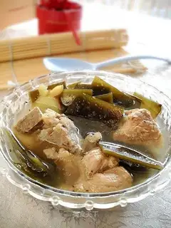 Stewed pork bones with seaweed