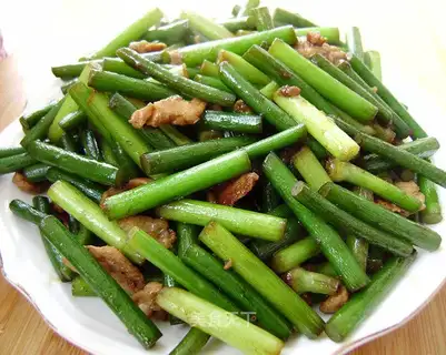 stir-fried pork with garlic sprouts