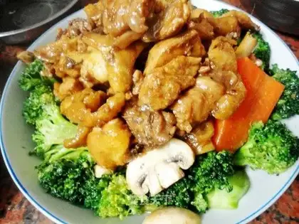 Fried chicken with broccoli