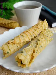 Egg roll with salt and pepper and onion