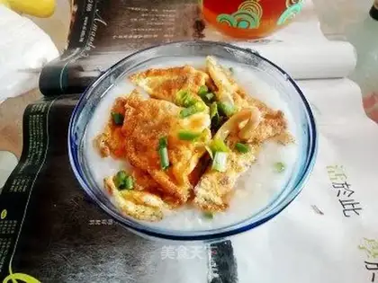 Fried eggs with pickled mustard and white porridge