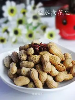 Boiled peanuts in salt water
