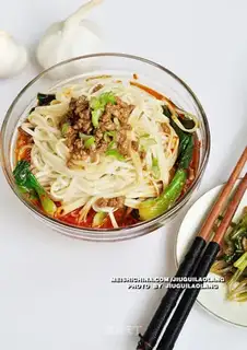 Red oil dan noodles