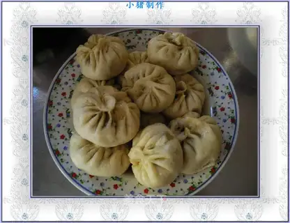 Pork bun with mushroom sauce