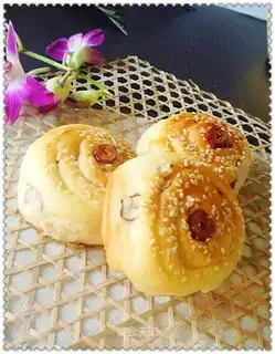 Red date sesame roll