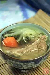 Stewed pork bone soup with cabbage