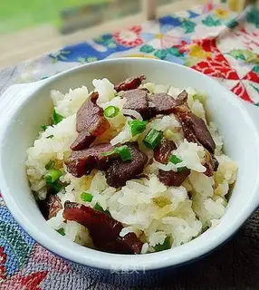 Steamed glutinous rice with bacon