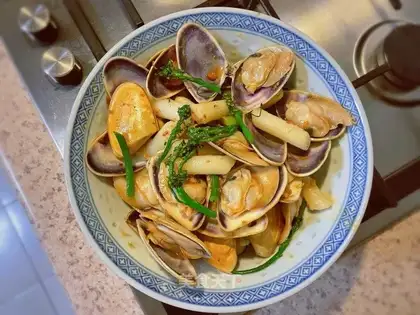 Flower clams and fried cake