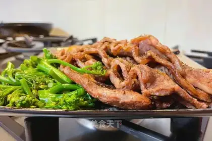 Fried steak and mushroom juice