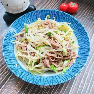 Green bean sprouts of wheat noodles