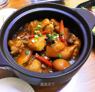 A casserole with pig hoofs